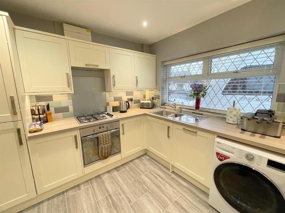 Alton Towers & Foxtail Barns & Oak Barns & Peak District Villa Wetleyrocks Bagian luar foto